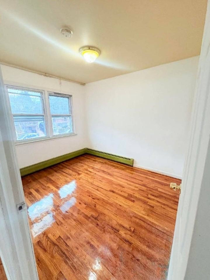 4533 160th St #3TOP3rdFL - Photo 3 of 9