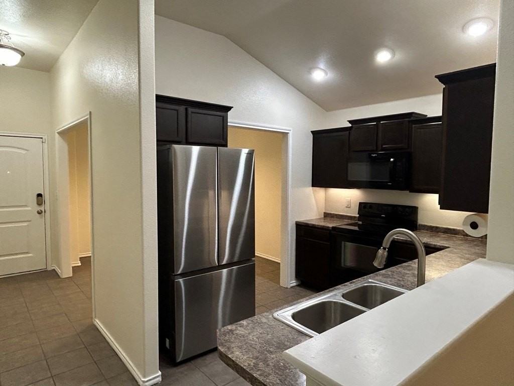 9404 Lamar Ave - Photo 3 of 9