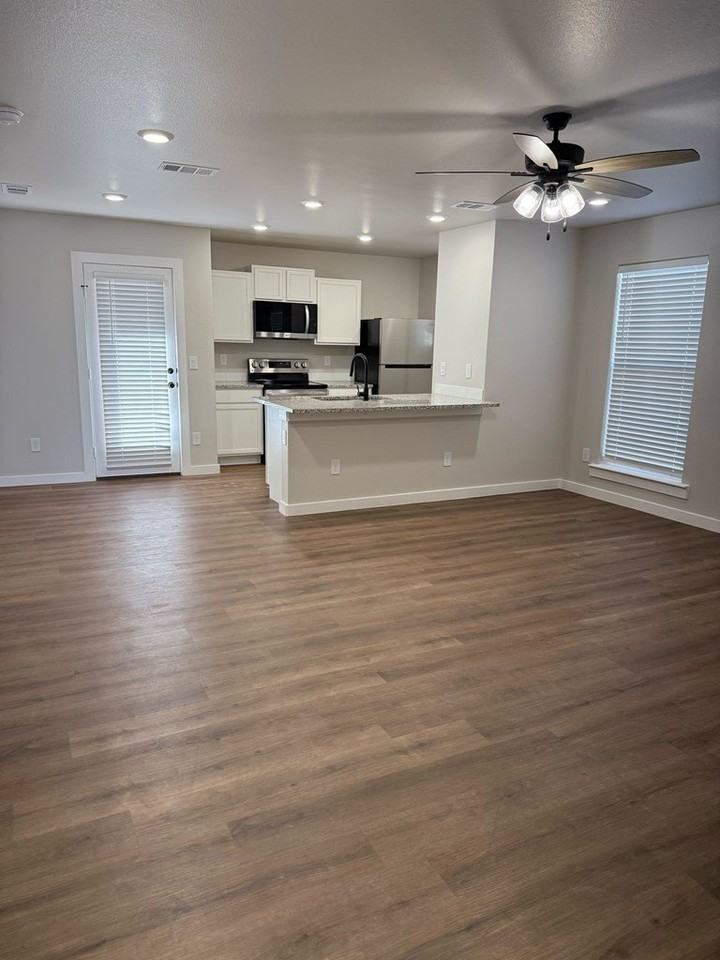 10307 Creek St - Photo 6 of 8