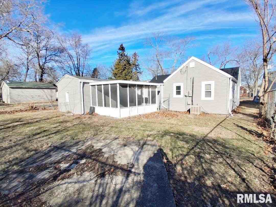 2022 W Richwoods Blvd - Photo 3 of 19