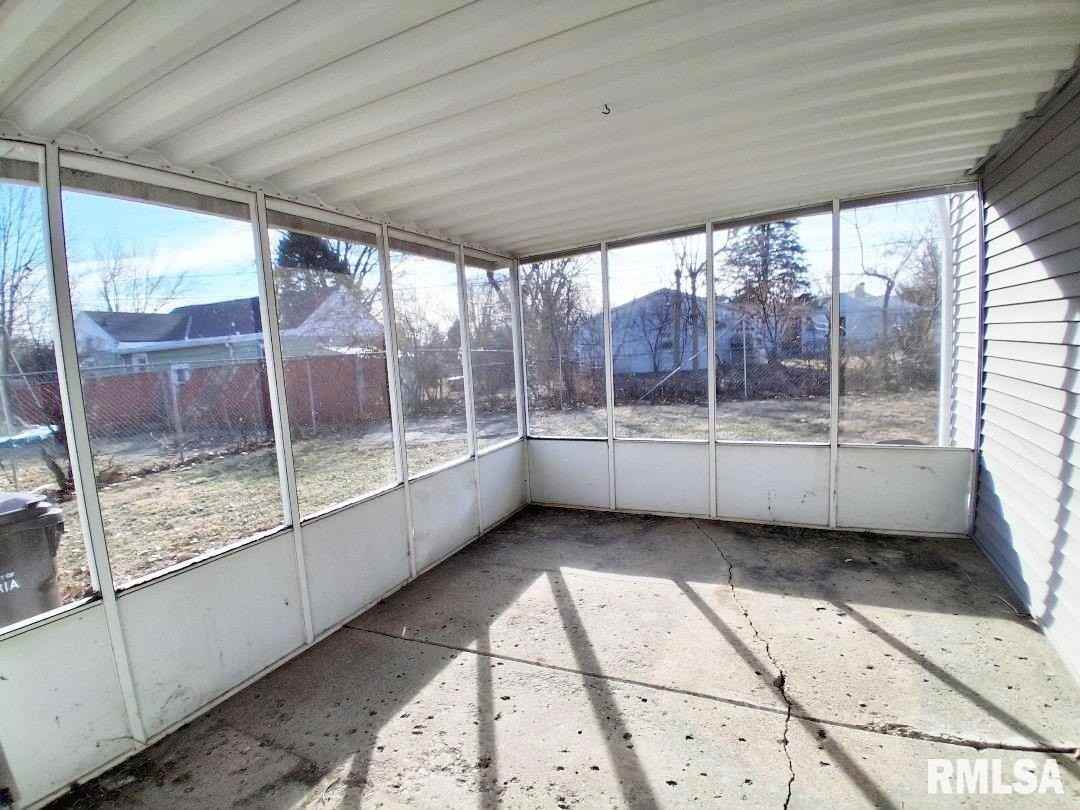 2022 W Richwoods Blvd - Photo 4 of 19