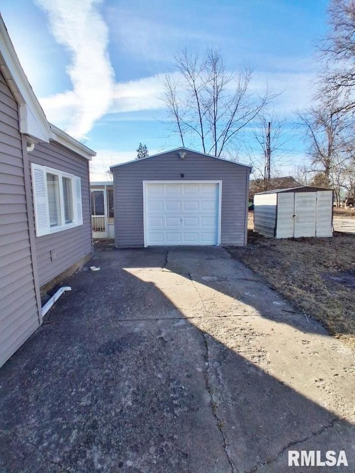 2022 W Richwoods Blvd - Photo 5 of 19