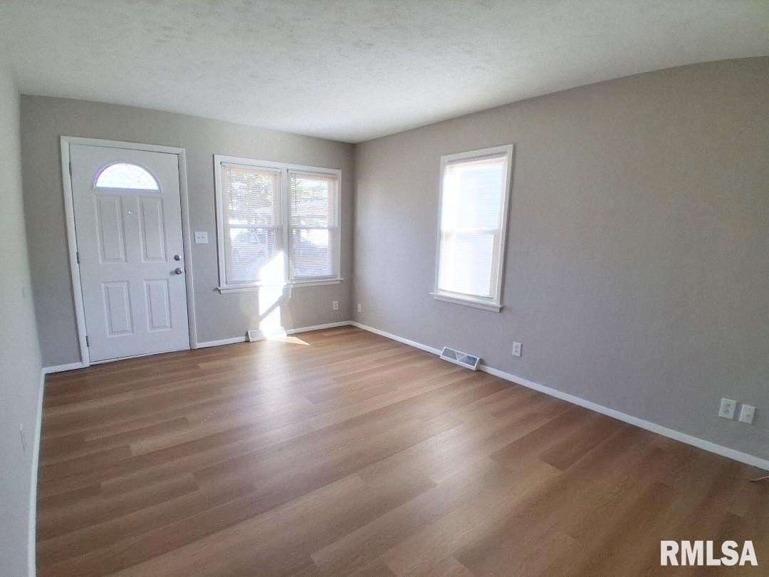 2022 W Richwoods Blvd - Photo 7 of 19