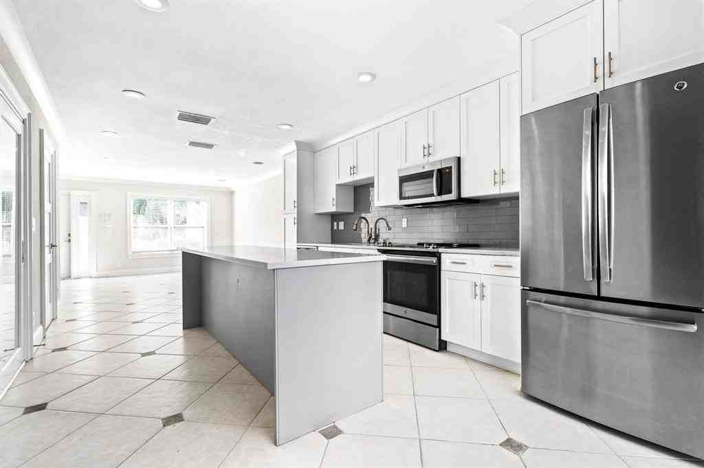 1917 Ne 3rd St #113 - Photo 6 of 38