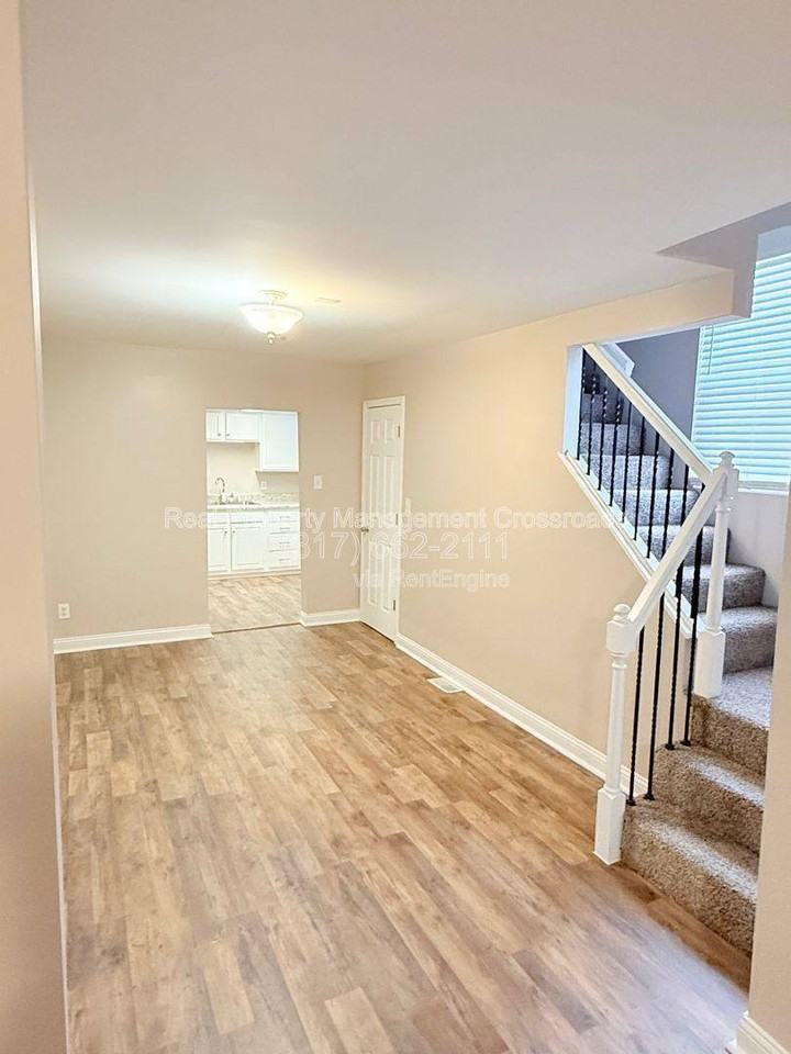 337 S Green St - Photo 3 of 10