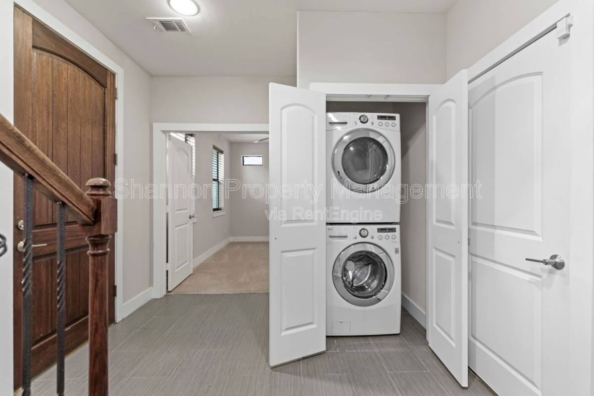 1420 Wilson St - Photo 4 of 10