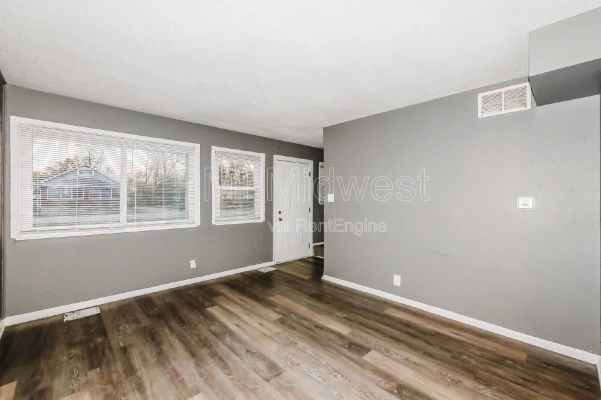 6062 E 16th St - Photo 3 of 10