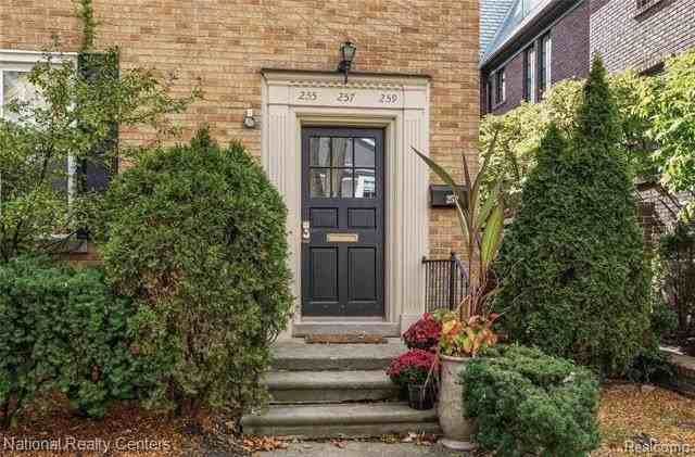 255 W Brown St - Photo 2 of 22