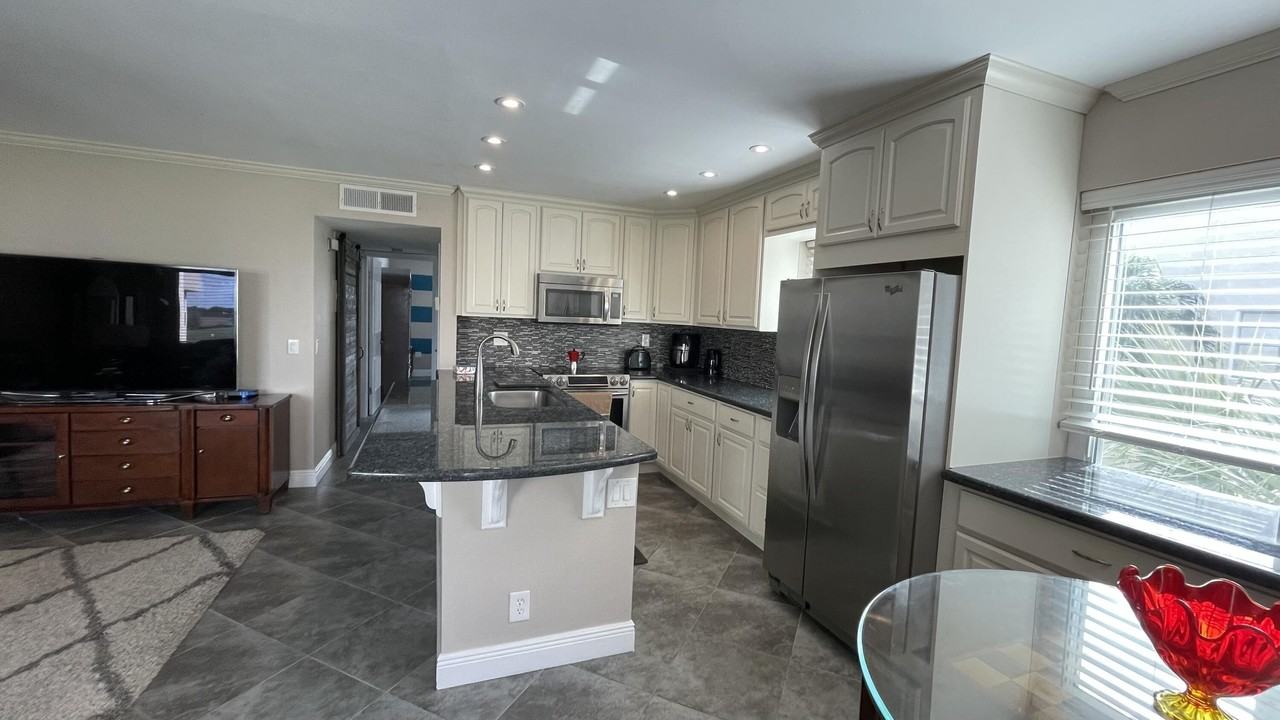 510 Flanders K - Photo 4 of 39