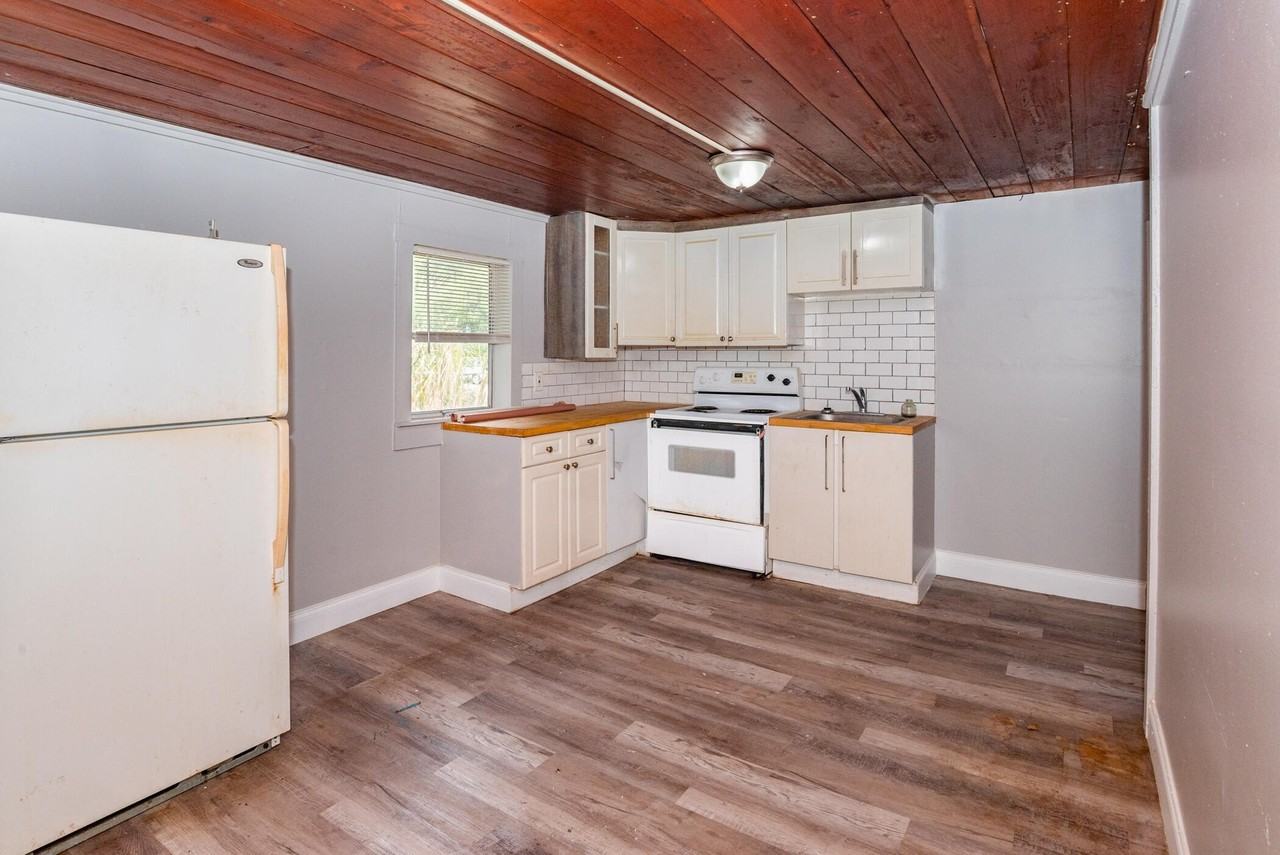 526 22nd St - Photo 4 of 10