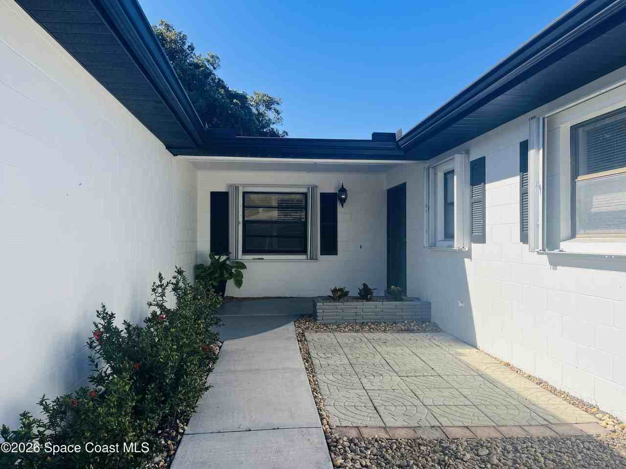 285 E Lauren Ct - Photo 2 of 15