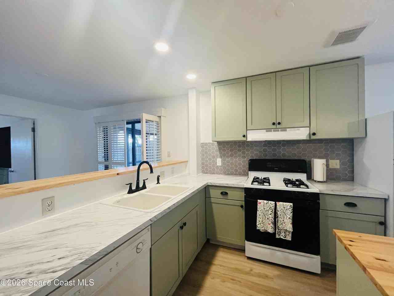 285 E Lauren Ct - Photo 4 of 15