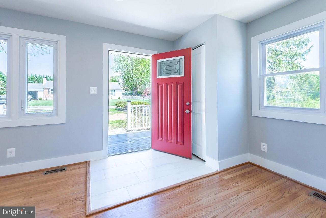 105 Meadow Rd - Photo 4 of 47