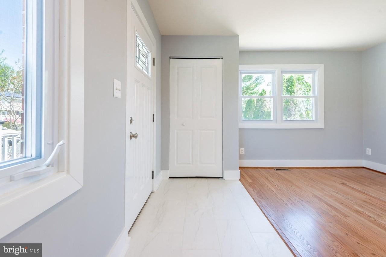 105 Meadow Rd - Photo 5 of 47