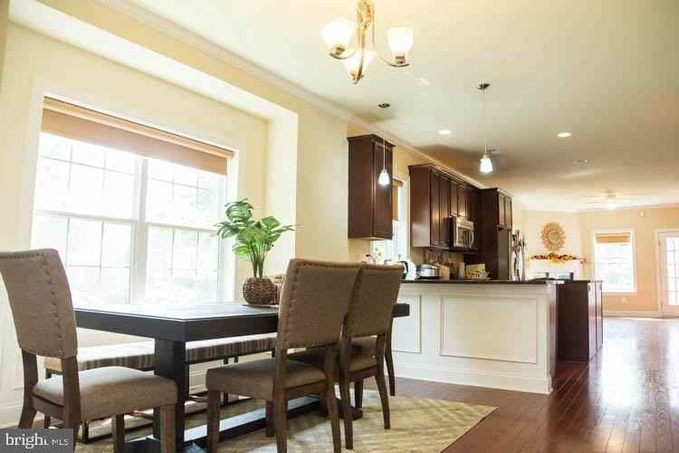 415 Dearnley St - Photo 2 of 43