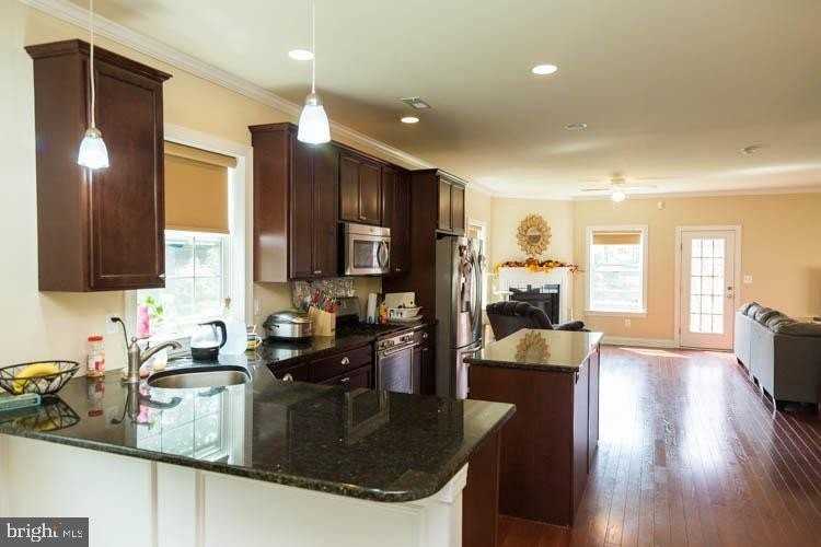 415 Dearnley St - Photo 5 of 43