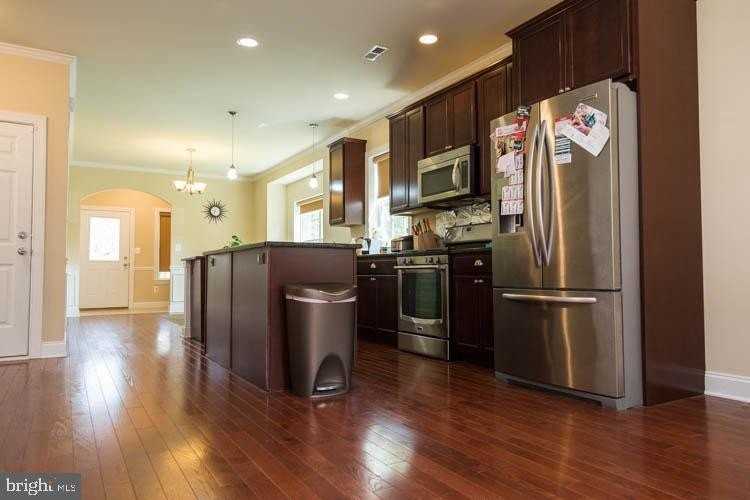 415 Dearnley St - Photo 6 of 43