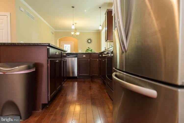 415 Dearnley St - Photo 7 of 43