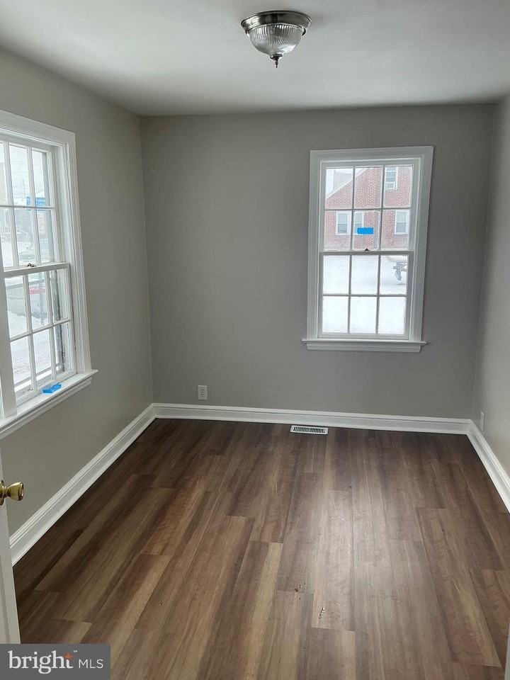 1423 Filbert St - Photo 4 of 13