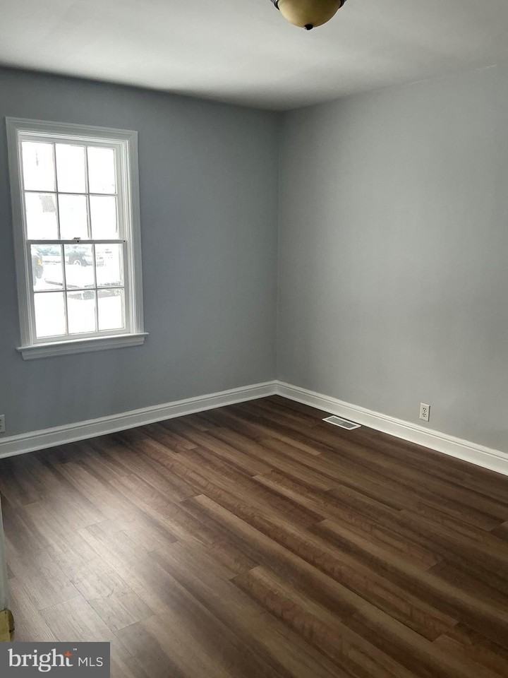 1423 Filbert St - Photo 6 of 13