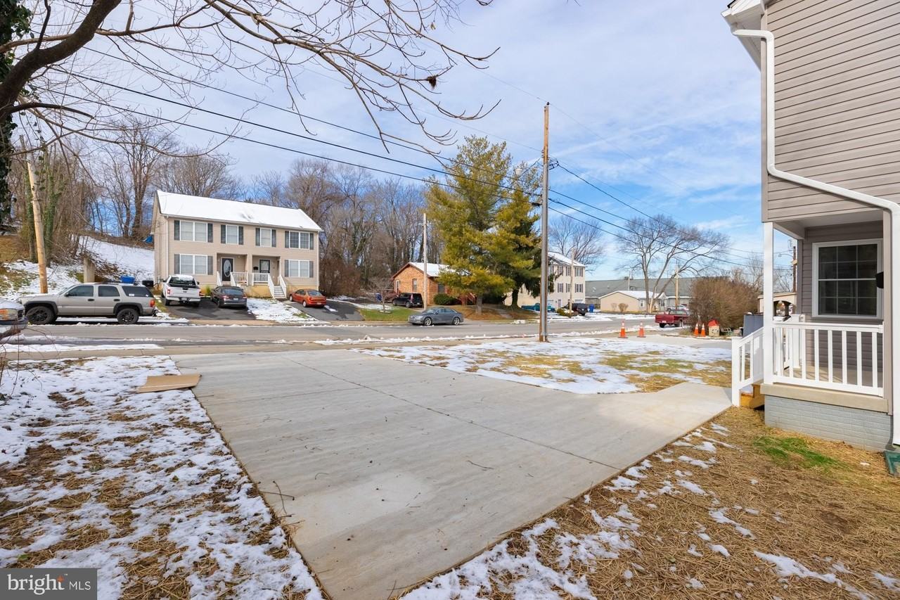 438 Hill St - Photo 3 of 24