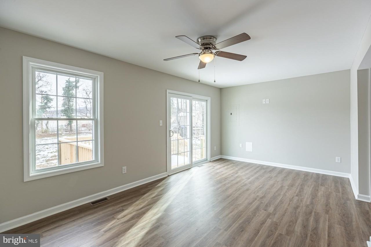 438 Hill St - Photo 5 of 24