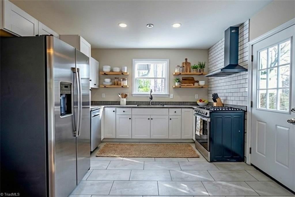 2005 Queens Ct - Photo 4 of 36