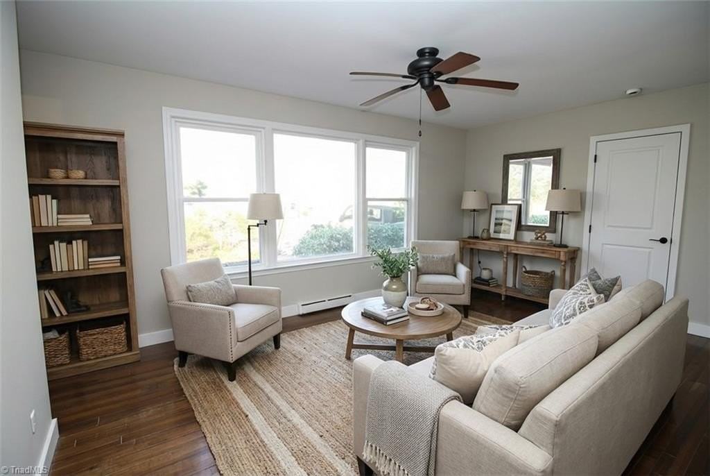 2005 Queens Ct - Photo 6 of 36