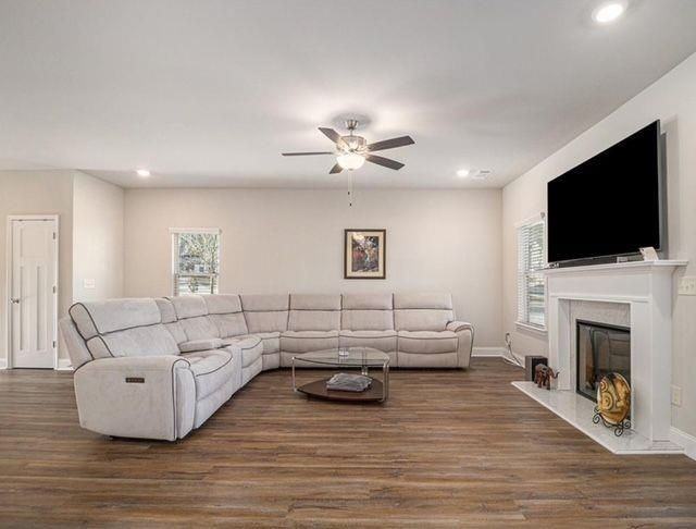 394 Greenleaf Ct Nw - Photo 4 of 19