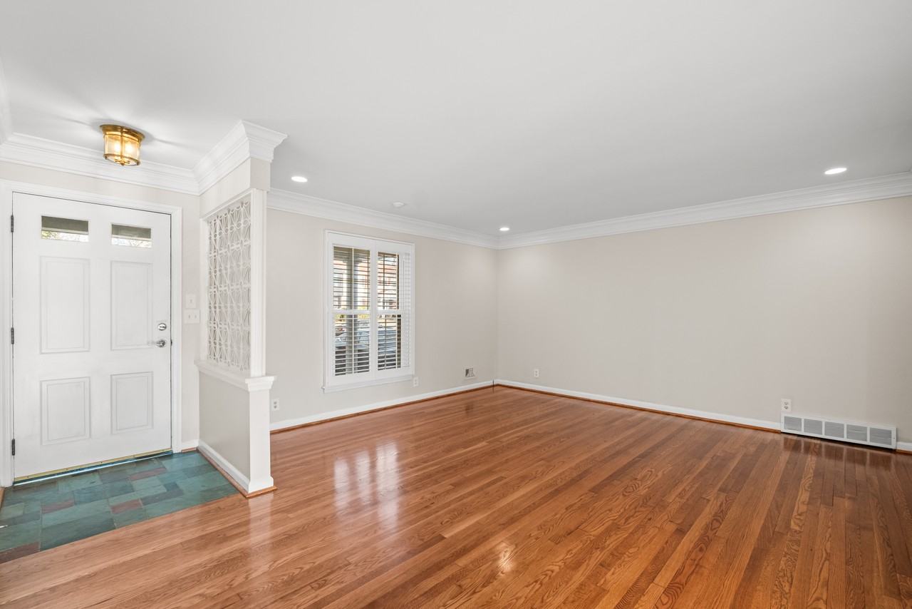 318 Castleview Dr #NA - Photo 5 of 25