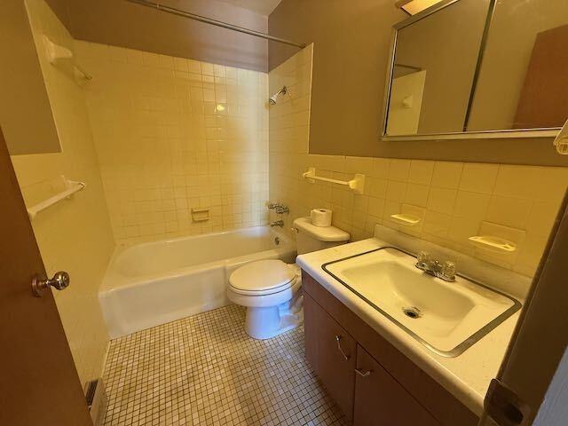 911 N Sheridan Rd #A5 - Photo 5 of 7