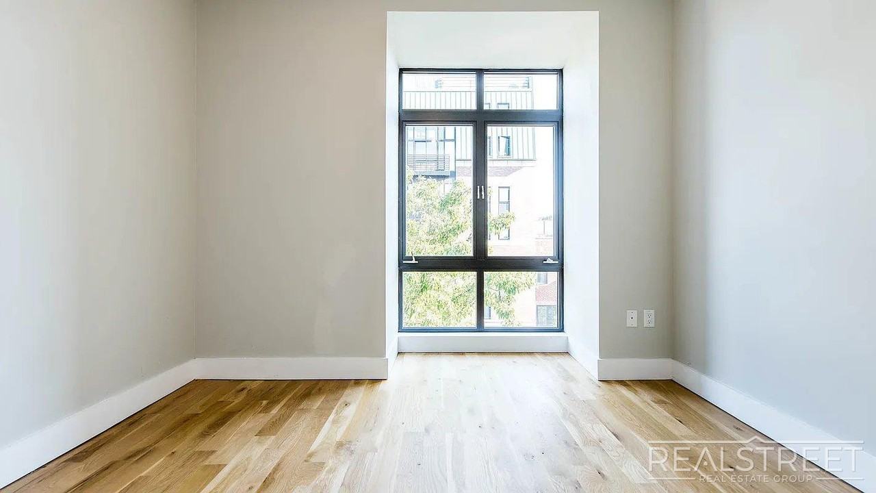 185 Leonard St #2R - Photo 2 of 17