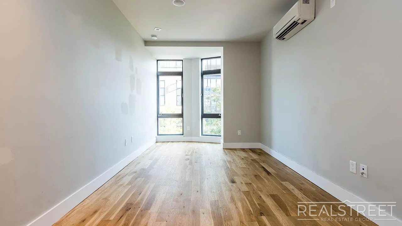 185 Leonard St #2R - Photo 3 of 17