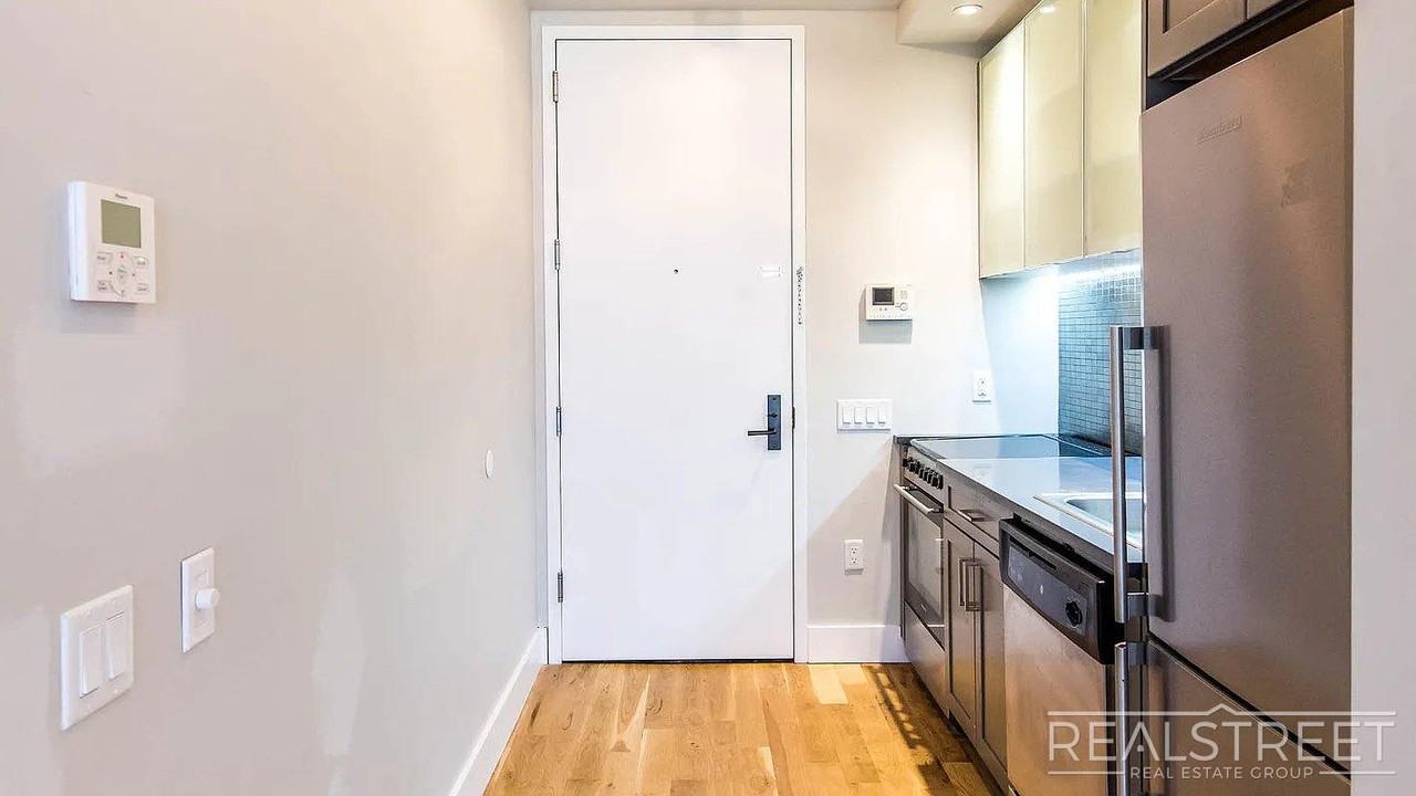 185 Leonard St #2R - Photo 4 of 17