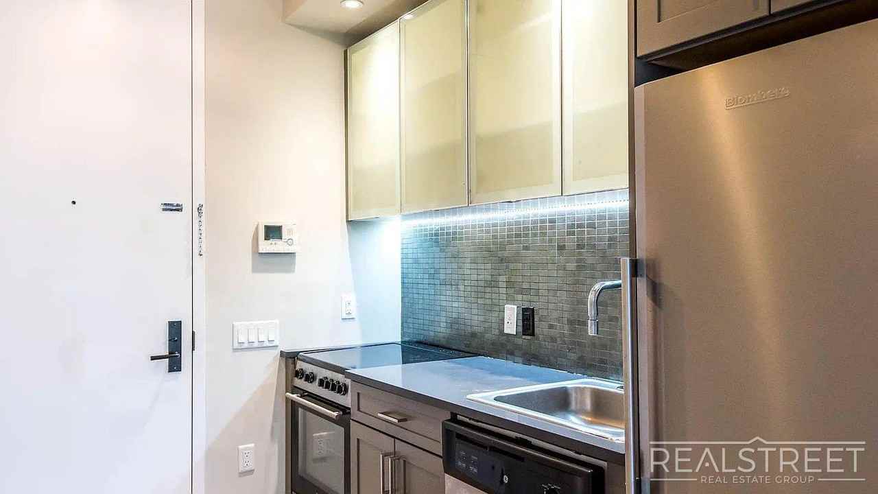 185 Leonard St #2R - Photo 5 of 17