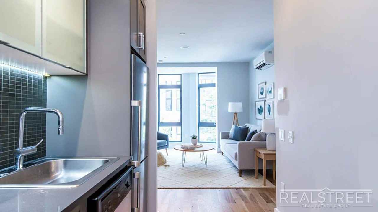 185 Leonard St #2R - Photo 6 of 17