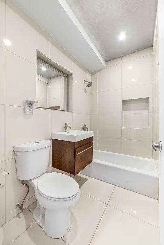 135 Christopher St #2C - Photo 3 of 5