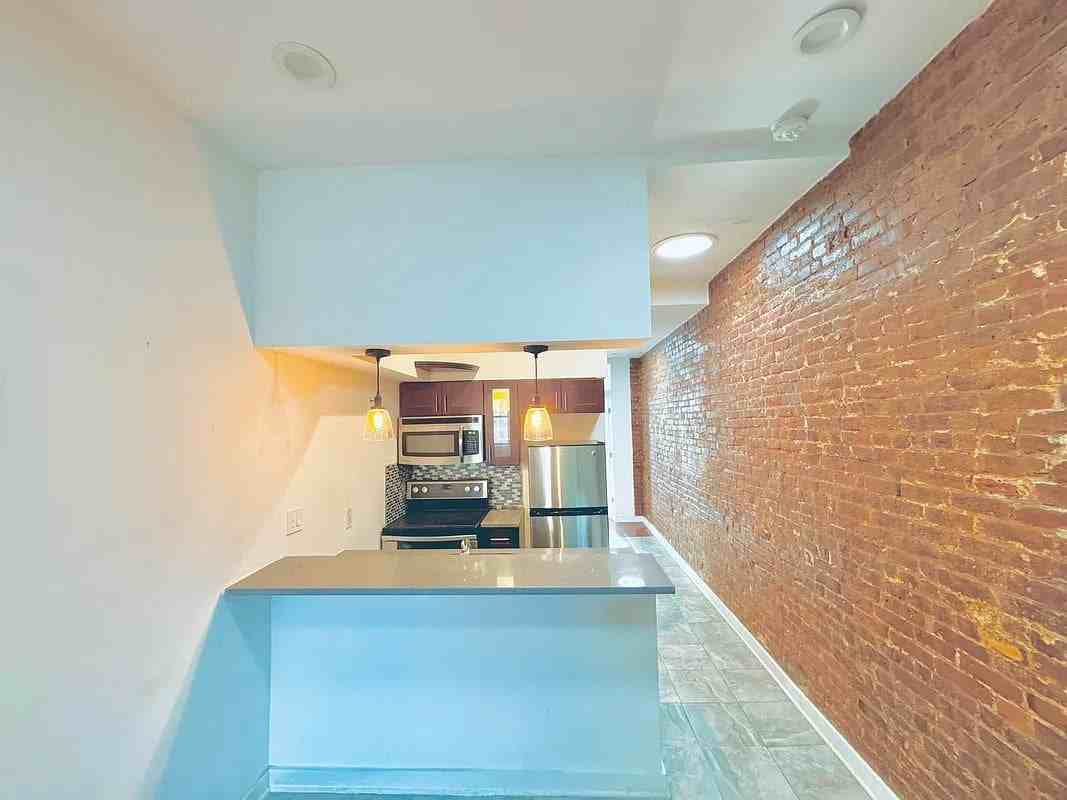 32 Garnet St #4B - Photo 2 of 6