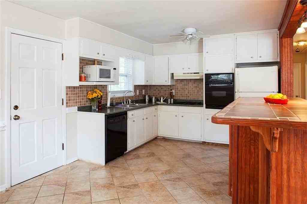 1620 Flat Shoals Rd Se - Photo 4 of 23