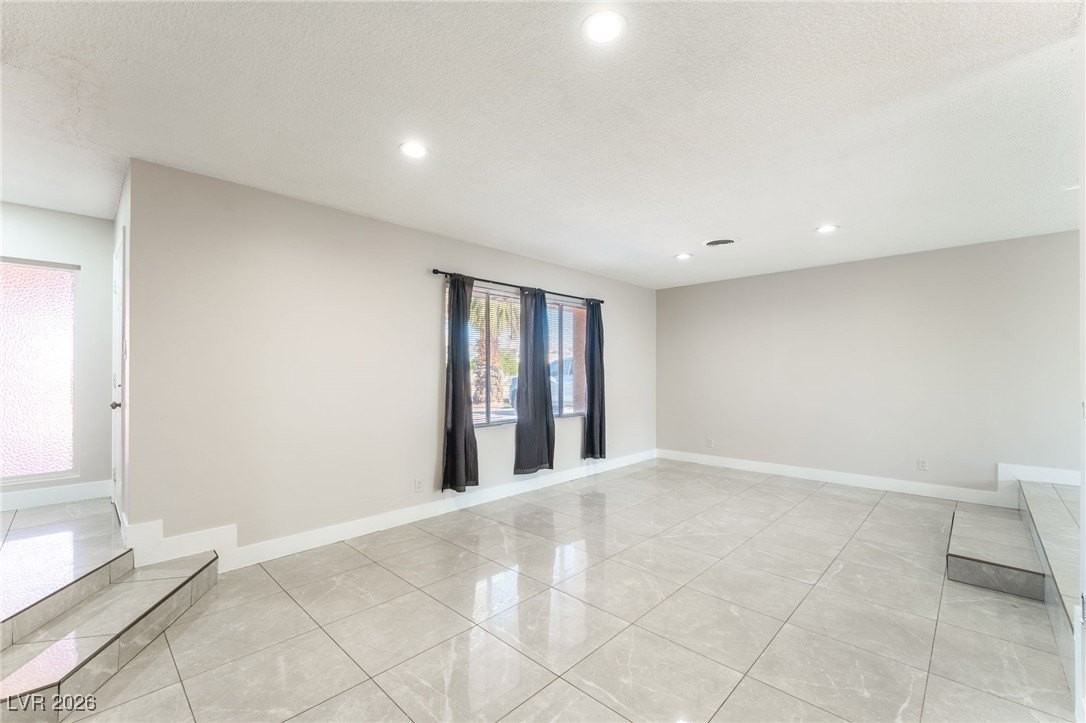 2163 Golden Arrow Dr - Photo 5 of 38