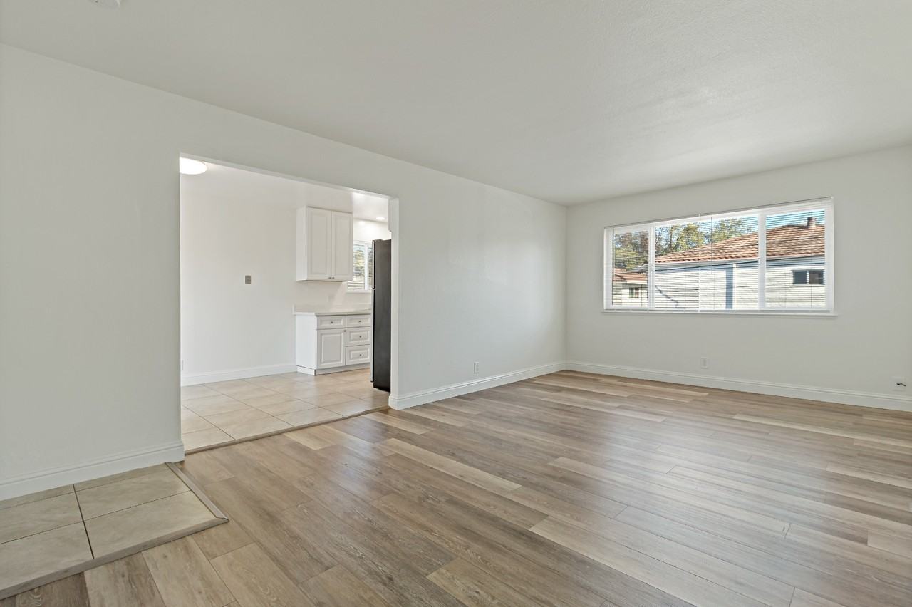 476 Greendale Way #4 - Photo 5 of 36