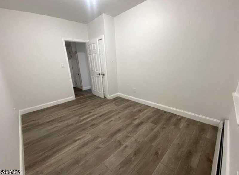 223 John St - Photo 4 of 6