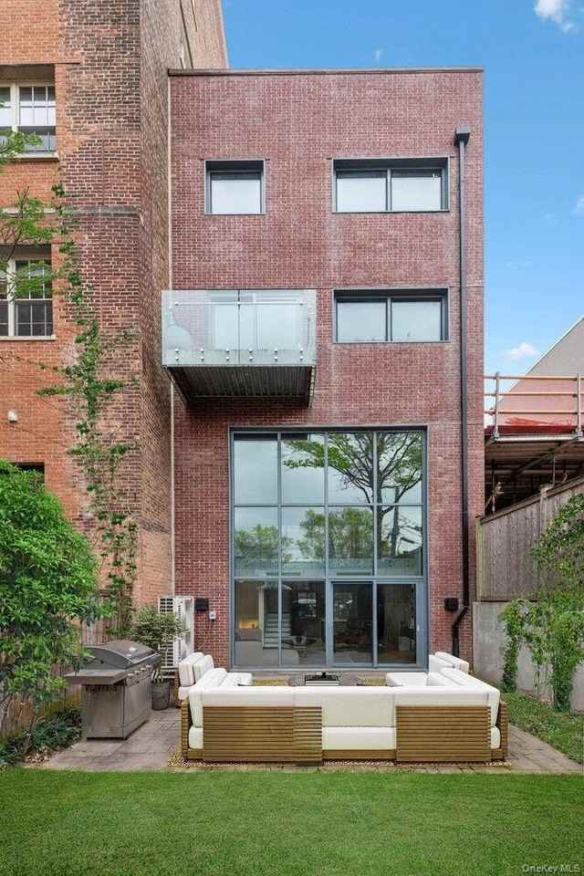 71 Greene Ave - Photo 6 of 25