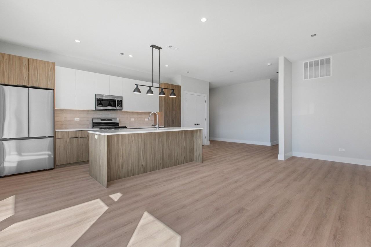 3953 W Dakin St Apt 405 #405 - Photo 5 of 21