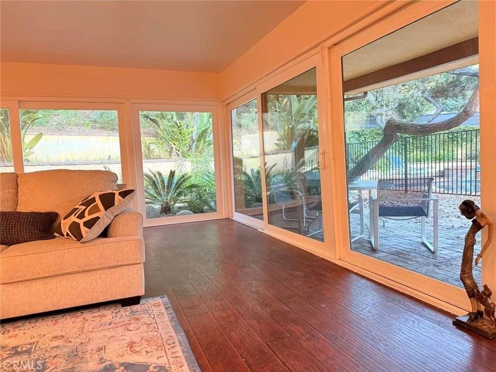 2500 Benedict Canyon Dr - Photo 5 of 36