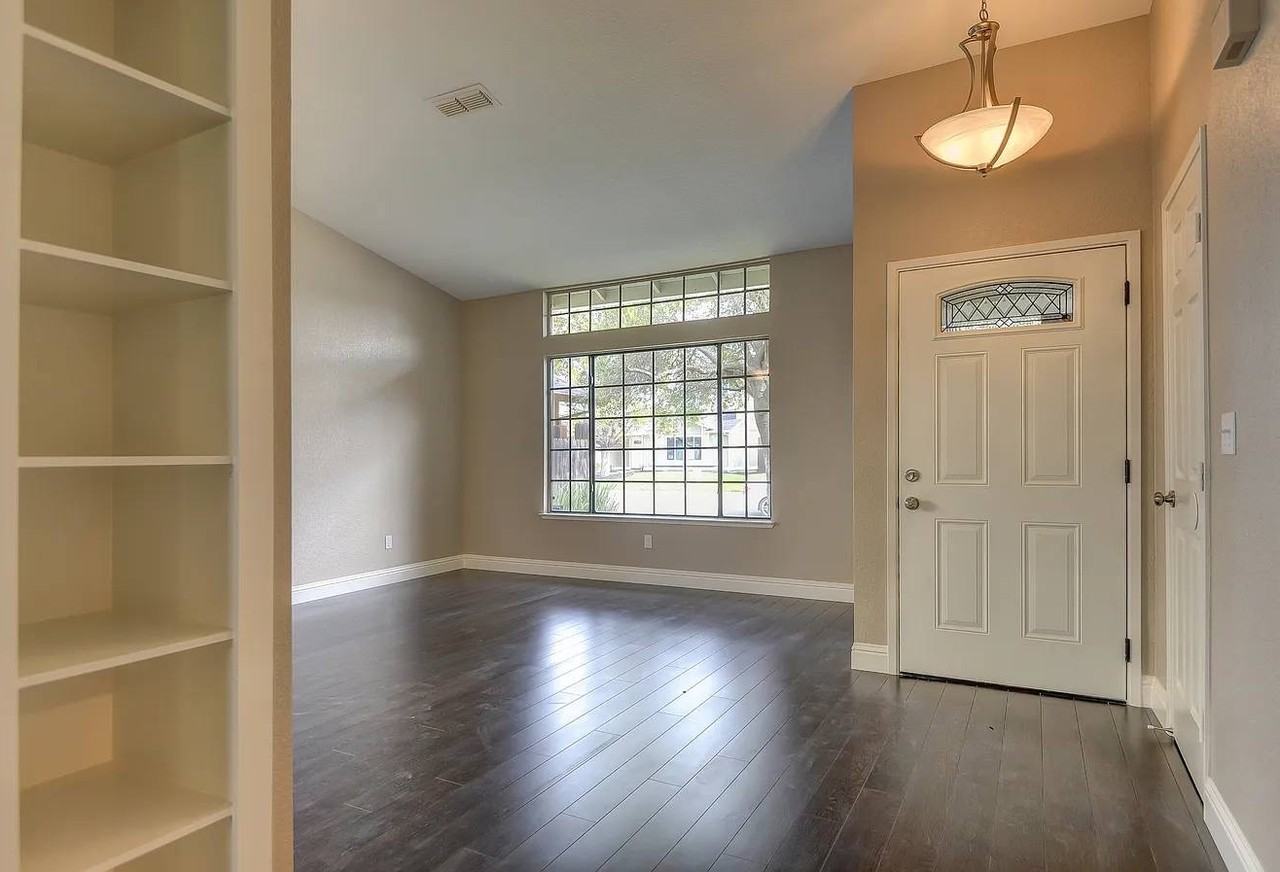 8327 Summer Falls Cir - Photo 3 of 9