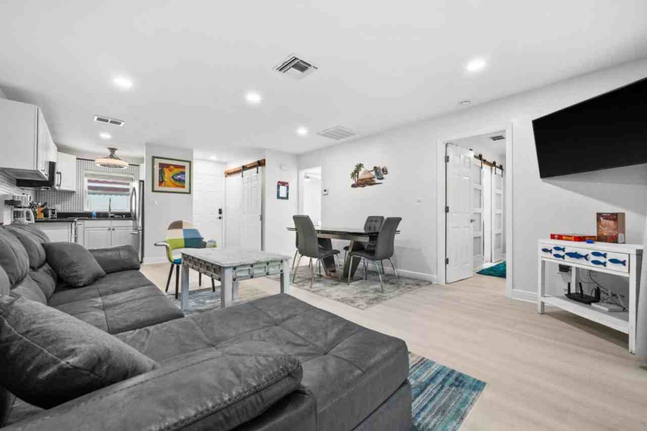 1019 Se 40th St #1334306P - Photo 2 of 36