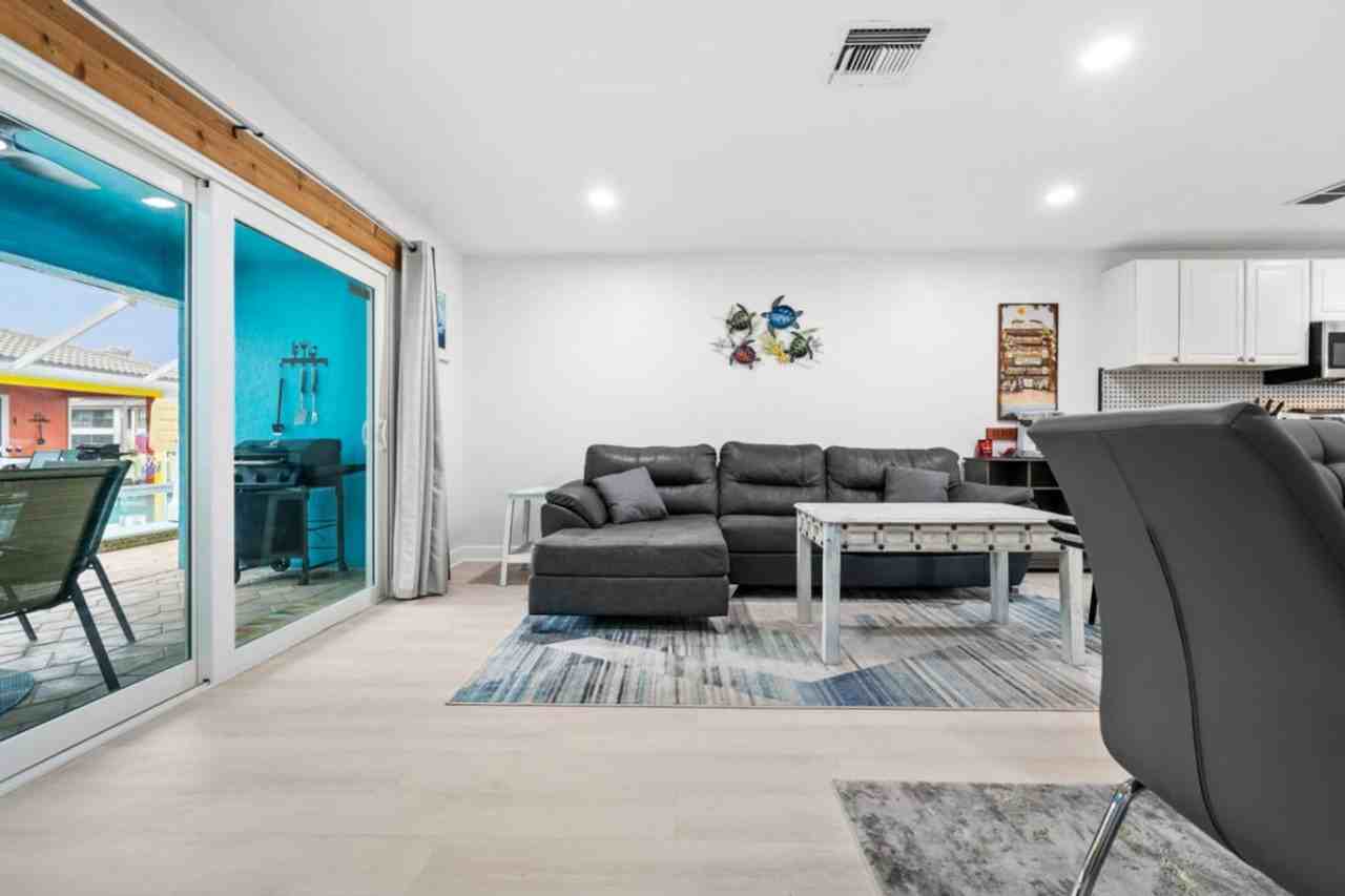 1019 Se 40th St #1334306P - Photo 3 of 36