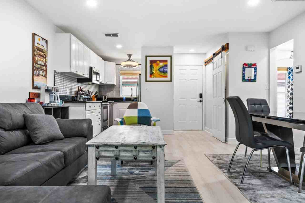 1019 Se 40th St #1334306P - Photo 4 of 36