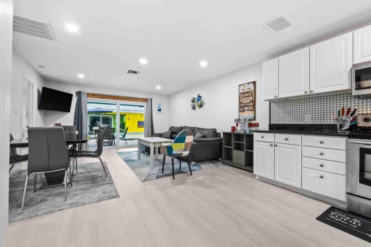 1019 Se 40th St #1334306P - Photo 6 of 36